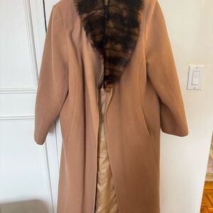 Terry Lewis Elegant Tan Coat with Faux Fur Collar